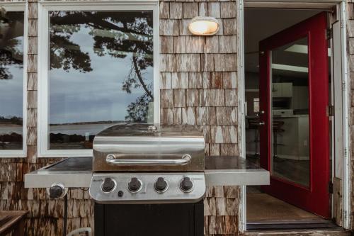 Fish From Your Back Yard! Ocean & Bay View! Hot Tub! Red Door House in Waldport