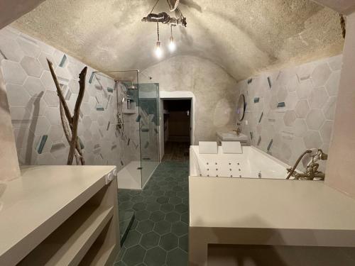 Shower, Suite secrete avec jacuzzi ambiance romantique in Livron-sur-Drome