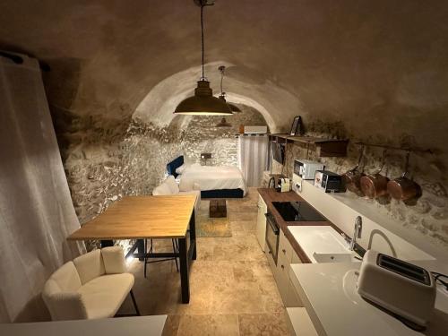 Kitchen, Suite secrete avec jacuzzi ambiance romantique in Livron-sur-Drome