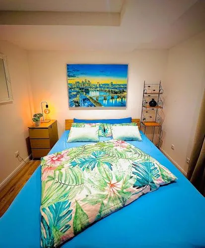Skylineblick Doppelzimmer in einer 2 Zimmer-Ferienwohnung mit Gemeinschaftsbereichen wie Wohn-Küchenbereich sowie Bad und WC in Seligenstadt, Deutschland