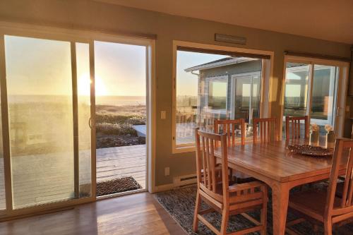 Beautiful Ocean Front Home! Sweeping Ocean Views! Pacific Sands - image 9