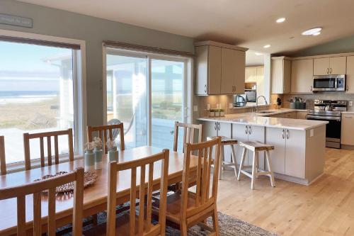 Beautiful Ocean Front Home! Sweeping Ocean Views! Pacific Sands - image 2