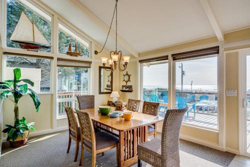Ocean Views and Short Walk to Sandy Beach! Changes in Attitude in Bayshore (OR)