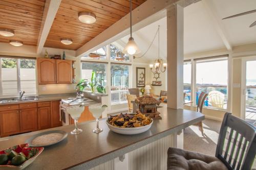 Ocean Views and Short Walk to Sandy Beach! Changes in Attitude in Bayshore (OR)