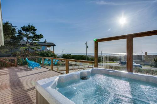 Ocean Views and Short Walk to Sandy Beach! Changes in Attitude in Bayshore (OR)
