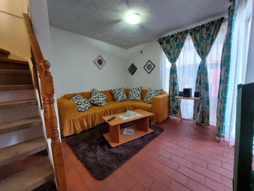 Casa Grande roja para 7 personas in San Pedro De La Paz