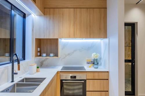 مطبخ, Private One-Bedroom Townhouse Cosy & Stylish in تي أتاتو