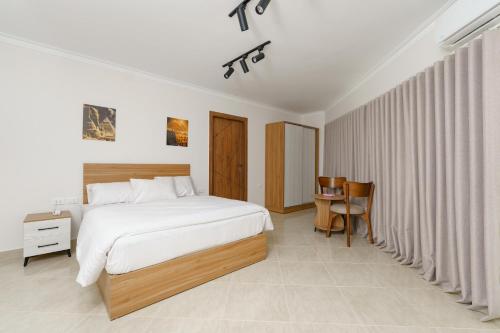 Rock Pyramids Hotel - image 11