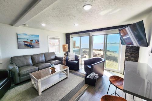 Alsea Bay Cottage with Hot Tub! The Retreat in 沃爾德波特