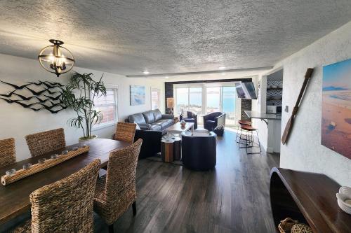 Alsea Bay Cottage with Hot Tub! The Retreat in 沃爾德波特