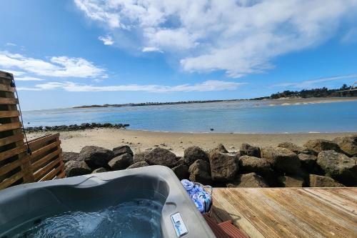Alsea Bay Cottage with Hot Tub! The Retreat in 沃爾德波特