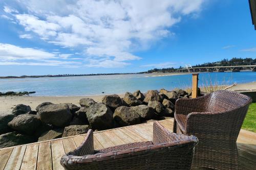 Alsea Bay Cottage with Hot Tub! The Retreat in 沃爾德波特