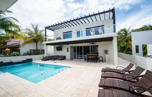 Exterior view, Casa Cristal in La Herradura
