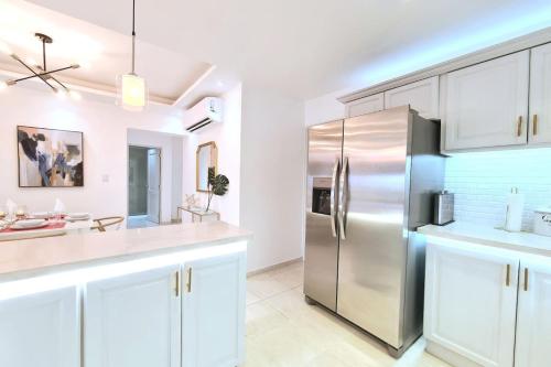 Kitchen, Stylish 3BR Condo, Full AC, Wi-Fi in Alma Rosa