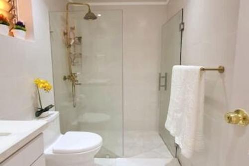 Bathroom, Stylish 3BR Condo, Full AC, Wi-Fi in Alma Rosa