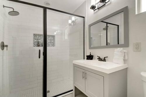 6 Large Bedrooms Billiards Heated Pool – khách sạn tại Bắc Scottsdale