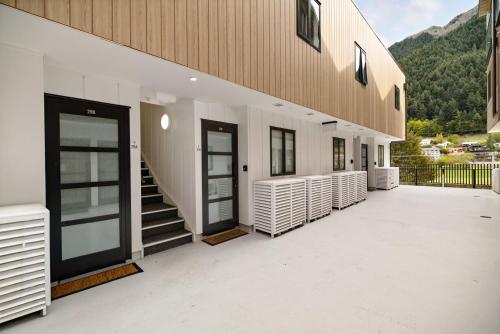Modern Queenstown Apartment - walk to town - image 8