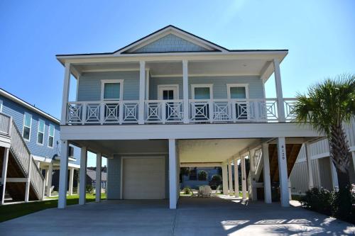 New Perfect Vacation Home-1 Block From Beach in Galveston, USA