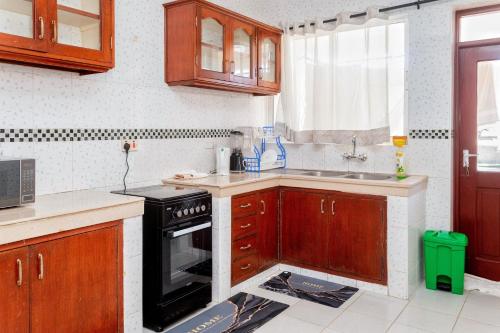 Royale Two-Bedroom Deluxe Oceanview Apartment - image 3