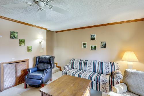 Condo with Balcony Half Mi to Sugar Mtn Resort! in Sugar Mountain, USA