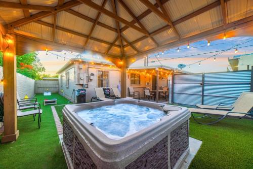 Mins from the UofA & Downtown 4BR 2BA Entire Home - image 4