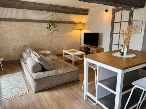 Shared lounge/TV area, Petit coin calme a Saumur in La Metairie