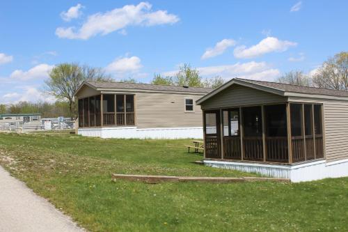 Plymouth Rock Camping Resort Park Model 21 - Hotel - Elkhart Lake