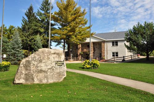 Plymouth Rock Camping Resort Deluxe Cabin 17 In Wi
