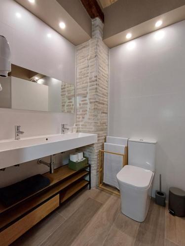 FeelhomeVIC. Ático con terraza en centro histórico (FeelhomeVIC. Atico con terraza en centro historico) in Вік