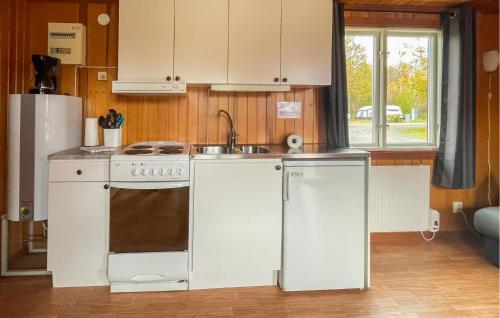 virtuve, 1 Bedroom Lovely Home In Våxtorp (1 Bedroom Lovely Home In Vaxtorp) in Floalt