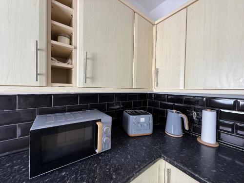 Spacious 3 Bedroom With Garden and Free Parking with fast Wi-fi in Rawmarsh