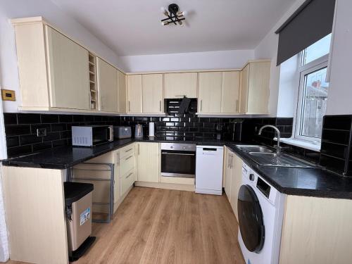 Spacious 3 Bedroom With Garden and Free Parking with fast Wi-fi in Rawmarsh