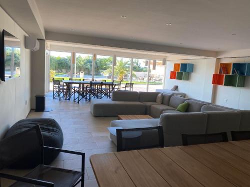 Bendra svetainė / televizorius, Maho Escape- with Pool and Gym, Lagoon view, walk to dinning, Maho Beach and Mullet Bay in Lowlands