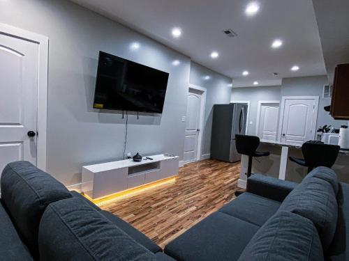 Modern 3BR Walk to Subway 2 Min to LOGAN Airport in 洛根機場