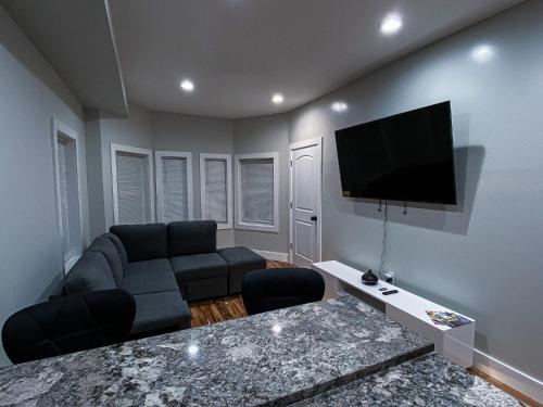 Modern 3BR Walk to Subway 2 Min to LOGAN Airport in 洛根機場