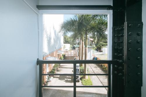 Erkély/terasz, RedDoorz at Coral Tree near Southwoods Mall in Binan