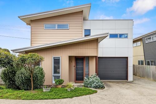 Casa del Mar Phillip Island Ocean Views in Surf Beach