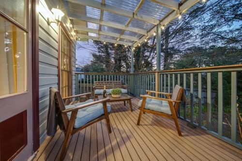 شرفة/ تراس, ويسبرنج باينز شاليه آند كوتيدجيز (Whispering Pines Chalet & Cottages) in ونتر وورث فال