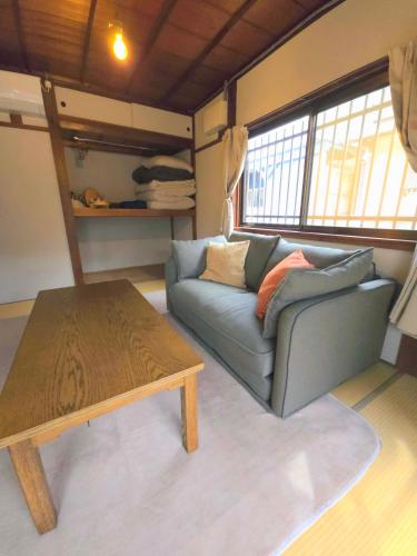 江ノ電の線路沿いにある宿【film koshigoe】