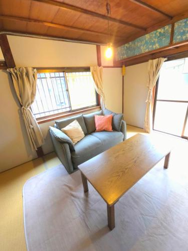 江ノ電の線路沿いにある宿【film koshigoe】