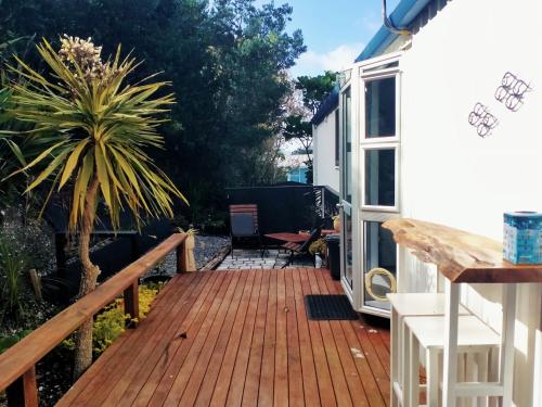 Waterfront weekend stay with sleep out in Matakohe
