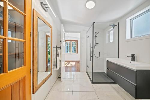 ทัศนียภาพภายนอกโรงแรม, Ocean Breeze Cottage - Paekakariki Holiday Home in เปคาคาริกิ