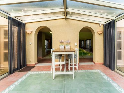 Erkély/terasz, Beautiful Villa in Drunen with Private Heated Pool in Heusden (North Brabant)