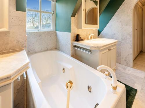 Fürdőszoba, Beautiful Villa in Drunen with Private Heated Pool in Heusden (North Brabant)