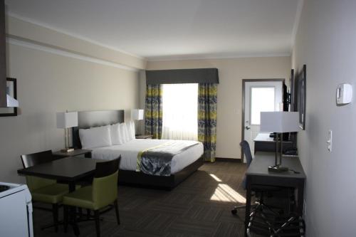 Crossroads Inn & Suites
