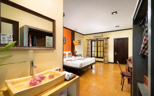 room detail thumbnail 2