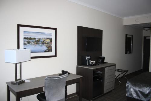 Crossroads Inn & Suites