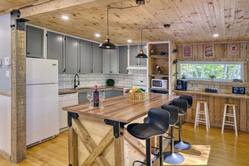 Spa & Lake Access - Chalet OREV in Nominingue (QC)