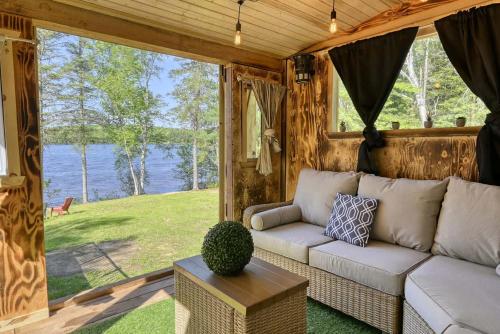 Spa & Lake Access - Chalet OREV in Nominingue (QC)
