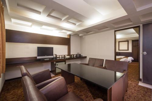 room detail thumbnail 2